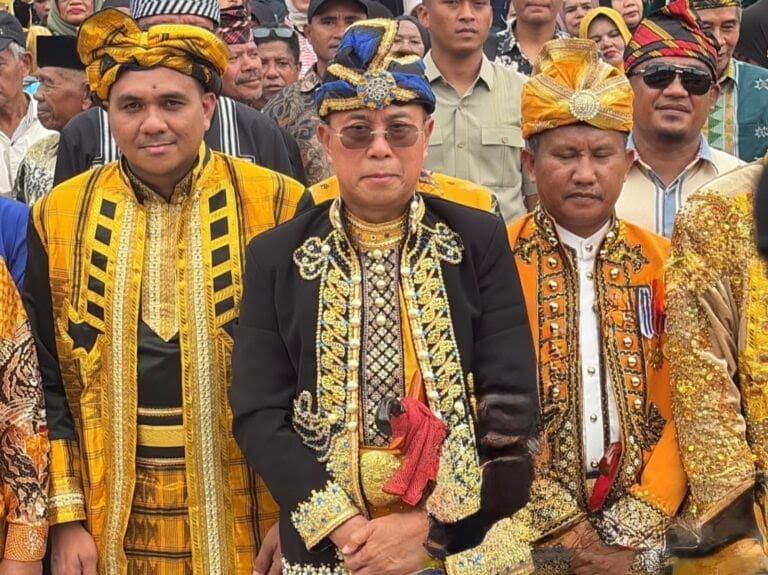 Gubernur ASR Dianugerahi Gelar Kehormatan Saat Silaturahmi KKMM di Kendari. ASR Kenakan Pakaian Kebesaran Muna